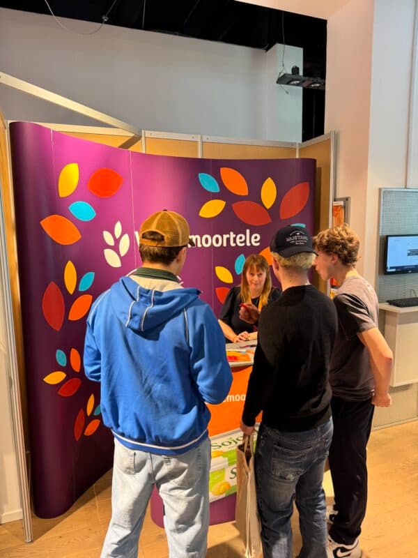 Jugendliche am LOCAL.WORK Messestand